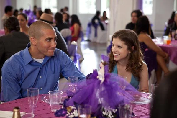 Jake Gyllenhaal i Anna Kendrick w scenie z filmu "Bogowie ulicy"