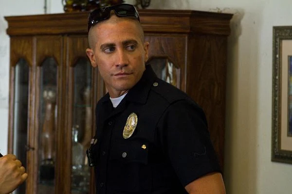 Jake Gyllenhaal w scenie z filmu "Bogowie ulicy"