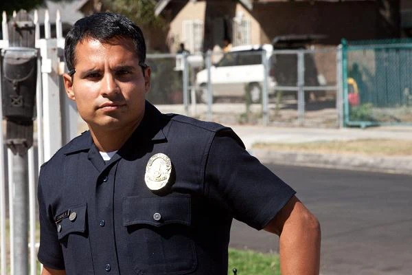Michael Pena w scenie z filmu "Bogowie ulicy"