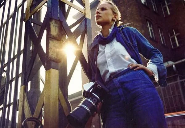 Ekranowym debiutem Krystyny Jandy była rola Agnieszki w filmie Andrzeja Wajdy "Człowiek z marmuru" z 1976, która przyniosła jej Nagrodę im. Zbyszka Cybulskiego. Pierwowzorem postaci telewizyjnej dziennikarki, którą zagrała Janda, była Agnieszka Osiecka.