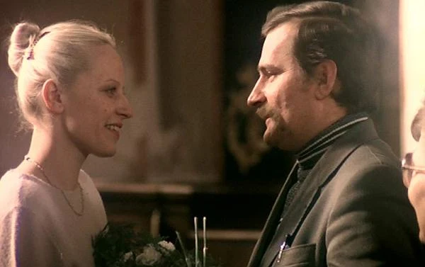 Świadkiem na jej ślubie był sam Lech Wałęsa! Oczywiście chodzi o scenę przed ołtarzem w filmie "Człowiek z żelaza" (1981) - kontynuacji "Człowieka z marmuru" Andrzeja Wajdy. Obraz triumfowałna festiwalu w Cannes zdobywając główną nagrodę imprezy - Złotą Palmę. "Fakt, że kino polskie mogło na festiwalu w Cannes wydać swój krzyk, jest (być może) gwarancją wolności. Z ironią, tak w Cannes cenioną, mówi się, że to Lech Wałęsa powinien był otrzymać nagrodę dla najlepszego aktora" - pisała w relacji dla "France Soir" Jacqueline Cartier.