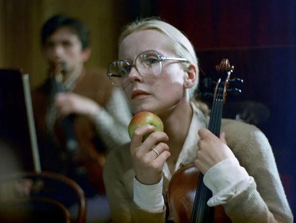 Z Wajdą Janda współpracowała jeszcze kilkakrotnie, w filmie "Bez znieczulenia" (1978) zagrała niewielką rolę Agaty. W "Dyrygencie" (1979) wystąpiła jako młoda skrzypaczka Marta [na zdjęciu] zafascynowana starszym, dojrzałym dyrygentem Johnem Lasockim (w tej roli wystąpił John Gielgud).