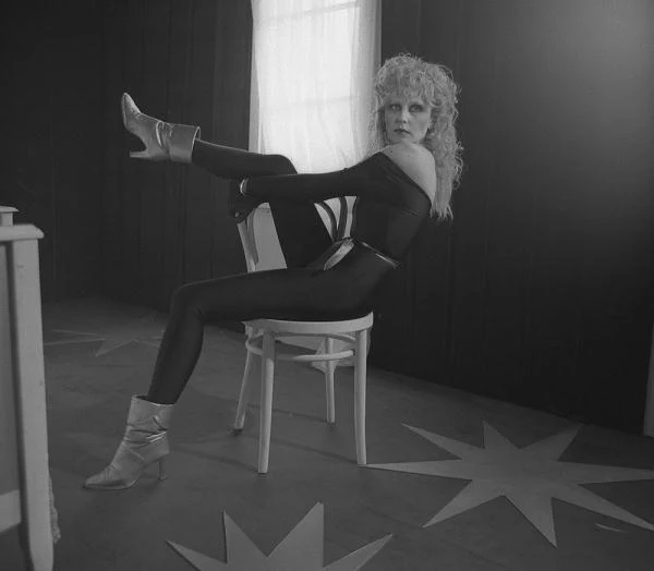 W "Syntezie" (1983) Macieja Wojtyszki akcja rozgrywa się co prawda w drugiej połowie XXI wieku, ale Krystyna Janda w kreacji aktorki Glorii Lamb wygląda jakby żwycem wyjęta z teledysków lat 80.