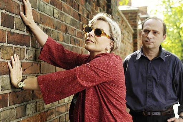 Rola niewidomej poetki Jadwigi Stańczakowej, którą zagrała w filmie "Parę osób, mały czas" Andrzeja Barańskiego, uznawana jest za jedno z największych kinowych osiągnięć Jandy. W 2005 roku artystka otrzymała za nią główną nagrodę aktorską na festiwalu w Gdyni. Jak ujawnił reżyser, "pani Krystyna grała z zamkniętymi oczami i - co ważne - polegała przede wszystkim na swoim instynkcie".