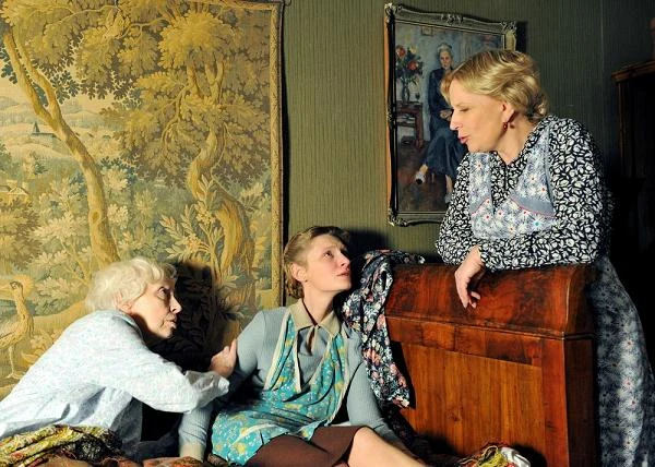 W filmie Borysa Lankosza "Rewers" (2009) pierwsze skrzypce grała co prawda Agata Buzek (w środku), jednak obraz utalentowanego debiutanta był również okazją do spotkania dwóch legend polskiego aktorstwa - Anny Polony i Krystyny Jandy. "Z Krystyną Jandą poznałyśmy się przed laty w domu Andrzeja Wajdy, potem spotkałyśmy się przy jakiejś okazji, ale nigdy z nią nie pracowałam. Bałam się trochę tej pierwszej wspólnej pracy, nie wiedziałam czy się zgramy, czy będzie otwarta, czy też najeżona na mnie. Ale doznałam bardzo miłego rozczarowania. Wszystkie moje lęki okazały się zbyteczne" - wspomina Anna Polony.