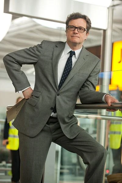 Colin Firth w scenie z filmu "Gambit, czyli jak ograć króla"
