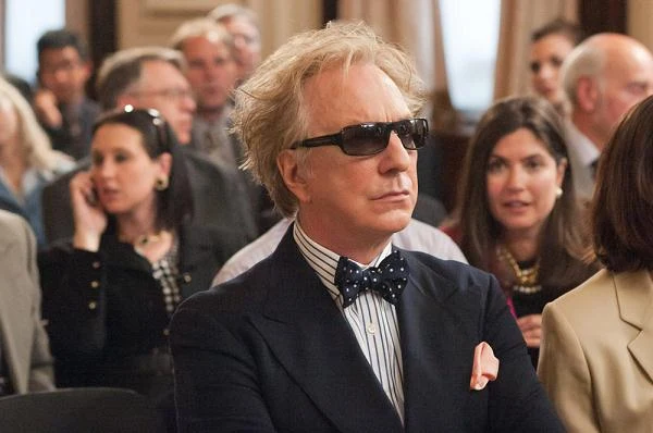 Alan Rickman w scenie z filmu "Gambit, czyli jak ograć króla"