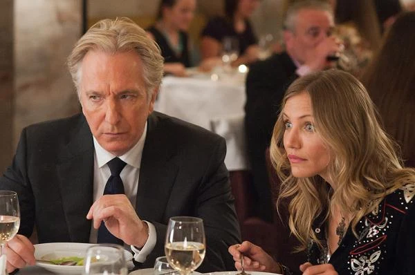 Alan Rickman i Cameron Diaz w scenie z filmu "Gambit, czyli jak ograć króla"