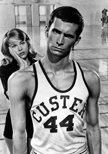 Pierwszą kinową rolą Jane Fondy był występ w komedii "Poderwać wysokiego" (1960), gdzie wcieliła się w postać cheerleaderki próbującej usidlić pewnego koszykarza (Anthony Perkins).