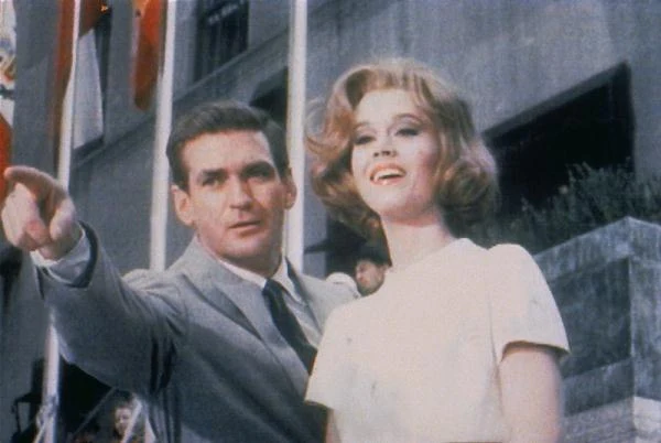 Kolejny film aktorki - komedia "Niedziela w Nowym Jorku" (1963) - wprawiłw zachwyt dziennikarza magazynu "Newsday", który nazwał Fondę "najsłodszą i najbardziej utalentowaną z naszych młodych aktorek". W tym samym roku humorystyczny magazyn "The Harvard Lampoon" zarezerował jednak dla Fondy tytuł "najgorszej aktorki roku".