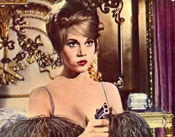 Przełomem w jej aktorskiej karierze okazał się jednak dopiero  western "Kasia Ballou" (1965), w którym Fonda zagrała tytułową dziewczynę próbującą pomścić zabójstwo swego ojca. Obraz otrzymał aż 5 nominacji do Oscara i stał się jednym z najbardziej kasowych filmów roku, a 28-letnia aktorka była już na liście życzeń wielu hollywoodzkich reżyserów.