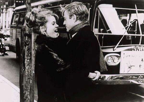 "Boso w parku" (1967) biegała Jane Fonda wspólnie z Robertem Redfordem w komedii obyczajowej Gene'a Saksa, gdzie wcielili się w nowożeńców próbujących ułożyć sobie życie w obskurnej norze na Greenwich Village. Fonda otrzymała rolę w tym filmie po tym, jak Natalie Wood zrezygnowała z angażu, by odpocząć od wyczerpującej kariery. Jej wysiłek doceniła Brytyjska Akademia Filmu i Telewizji przyznając Fondzie nagrodę BAFTA dla najlepszej zagranicznej aktorki.