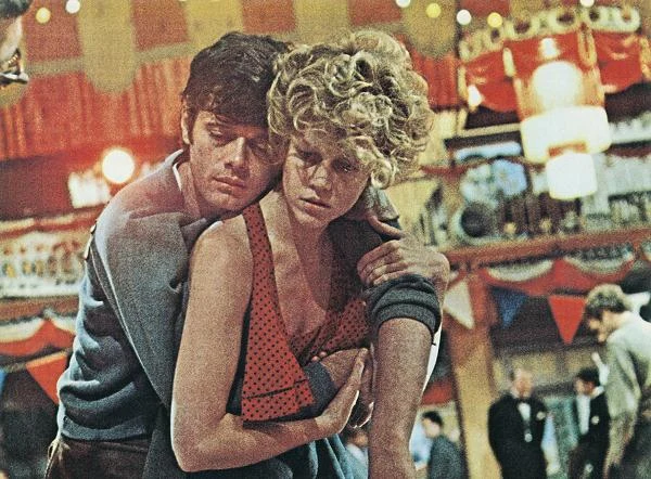 W kolejnym filmime - "Czyż nie dobija się koni?" (1969) w reżyserii Sydneya Pollacka - udowodniła jednak, że nie interesuje jej etykietka symbolu seksu. Za zniuansowaną rolę Glorii Beatty - "cynicznej malkontentki" próbującej wygrać taneczny konkurs - aktorka otrzymała pierwszą w karierze nominację do Oscara.