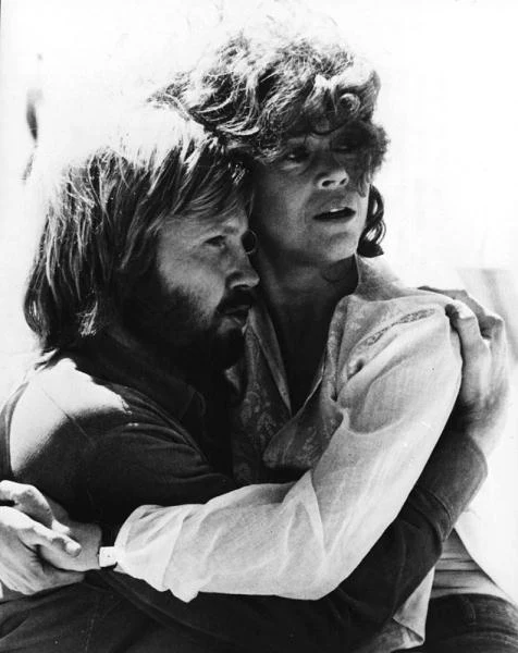 Drugiego Oscara przyniósł jej siedem lat później występ w dramacie "Powrót do domu" (1978), gdzie zagrała żonę amerykańskiego żołnierza, która pracuje jako wolontariuszka w szpitalu, gdzie nawiązuje romans z weteranem wojny w Wietnamie (Jon Voight).