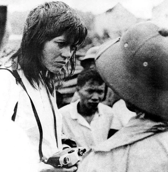 Słynne  zdjęcie Jane Fondy z podróży do pogrążonego w wojnie Wietnamu stało się dla francuskiego reżysera Jean-Luka Godarda punktem wyjścia do krytycznej analizy statusu hollywoodzkiego gwiazdora. W filmie "List do Jane" - jak pisze Ewa Mazierska - potępił on aktorkę za "wyrażanie wyższości nad uciskanymi grupami społecznymi".