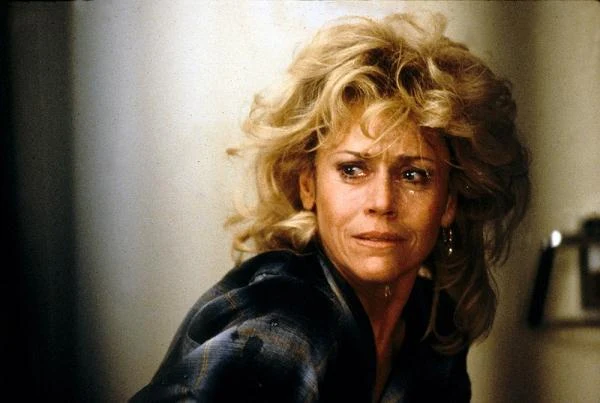 "Nazajutrz" (1986) Sidneya Lumeta to ostatnia wielka rola Jane Fondy, która za kreację alkoholiczki znajdującej przy swoim łóżku trupa, otrzymała ostatnią w karierze nominację do nagrody Akademii.