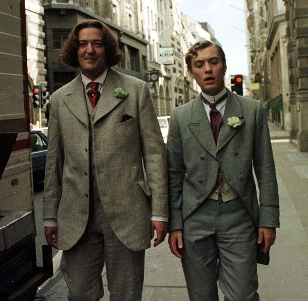 Na kinowych ekranach Law po raz pierwszy zwrócił uwagę krytyków rolą lorda Alfreda Douglasa, kochanka Oscara Wilde'a (Stephen Fry), w filmie "Wilde" z 1997 roku. Za tę rolę otrzymał nagrodę Evening Standard British Film Award.
