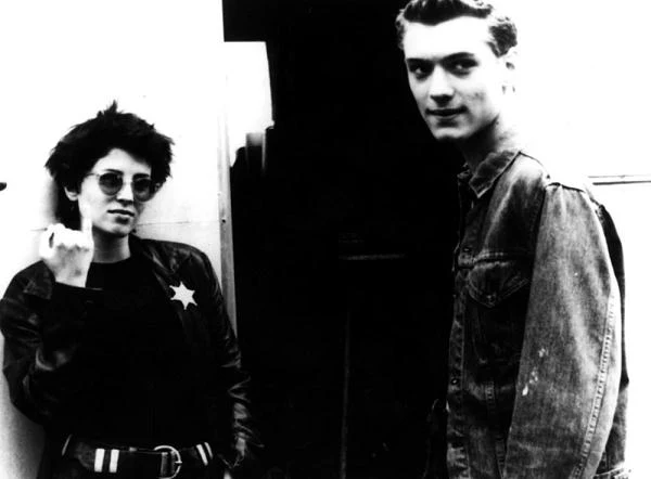 Tuż przed dostrzeżoną rolą w obrazie "Wilde" Jude Law wystąpił w w filmie Paula W.S. Andersona "Shopping" (1994), gdzie wcielił się w młodego rozrabiakę, który kradnie samochody, by potem wjeżdżać nimi w sklepowe wystawy. Na ekranie partnerowała mu Sadie Frost - późniejsza żona gwiazdora, z którą Law ma trójkę dzieci. Ich małżeństwo przetrwało 6 lat (1997-2003).