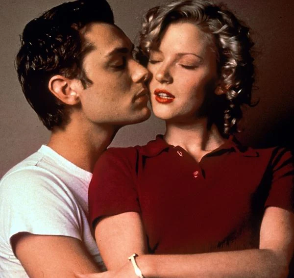 Romantyczna komedia "Melodia miłości" (1998) utrwaliła wizerunek Lawa jako ekranowego przystojniaka. W filmie w reżyserii Charliego Petersa partnerowała mu Gretchen Mol.