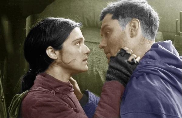 W opartym na faktach filmie Jean Jacquesa Annauda "Wróg u bram" (2001) Jude Law zagrał radzieckiego snajpera Wasilija Zajcewa, który zabija setki nazistów podczas oblężenia Stalingradu. Bohater Lawa zakochuje się w Tani (Rachel Weisz), jednej z wielu bohaterskich obrończyń miasta, walczących ramię w ramię z mężczyznami na froncie.