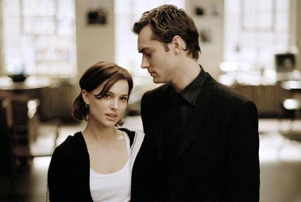 W 2004 roku Law zagrał w pięciu bardzo różnych filmach. Dwa z nich przyniosły obsadzie szczególne wyróżnienia. Pierwszy film to wysoko oceniany "Bliżej" Mike'a Nicholsa, w którym wystąpili

również Julia Roberts, Clive Owen i Natalie Portman. Law znalazł się wśród wyróżnionych nagrodą National Board of Review Award dla najlepszej obsady.