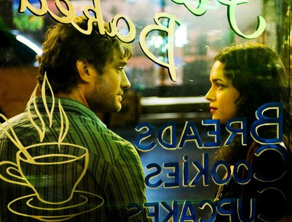 W "Jagodowej miłości" (2007) - pierwszym filmie, który azjatycki reżyser Wong Kar Wai, zrealizował w Hollywood, Jude Law spęził miłe chwile w jednym z nocnych barów z samą Norah Jones.