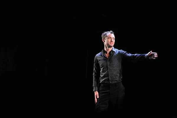 W 2009 roku Jude Law zagrał Hamleta na West Endzie. Przedstawienie odniosło tak duży sukces, że aktor postanowił spróbować sił również na Broadwayu - fot. Andrew H. Walker