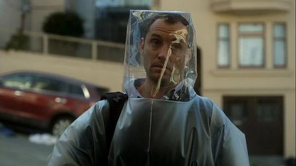 W filmie "Contagion - epidemia strachu" Stevena Soderbergha Jude Law zagrał niezależnego dziennikarza Alana Krumwiede który próbuje rozwikłać zagadkę tajemniczego wirusa.