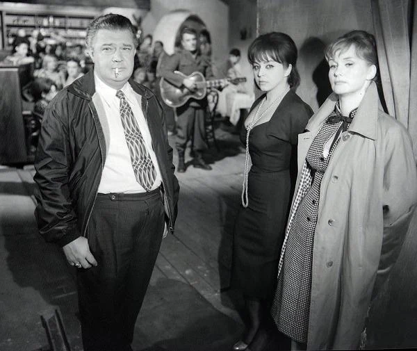 Film Jak być kochaną" otrzymał w 1963 roku Złotą Kaczkę - nagrodę magazynu "Film" dla najlepszej produkcji sezonu; był również pokazywany na festiwalu w San Francisco, gdzie zdobył główna nagrodę - Złote Wrota oraz wyróżnienia dla Barbary Krafftówny (najlepsza aktorka) i Kazimierza Brandysa (najlepszy scenariusz).