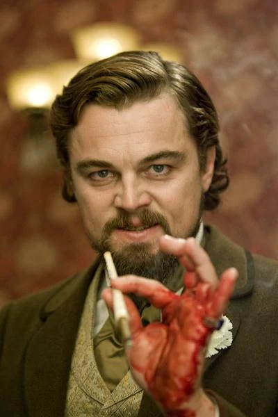 Leonardo CiCaprio w scenie z filmu "Django"
