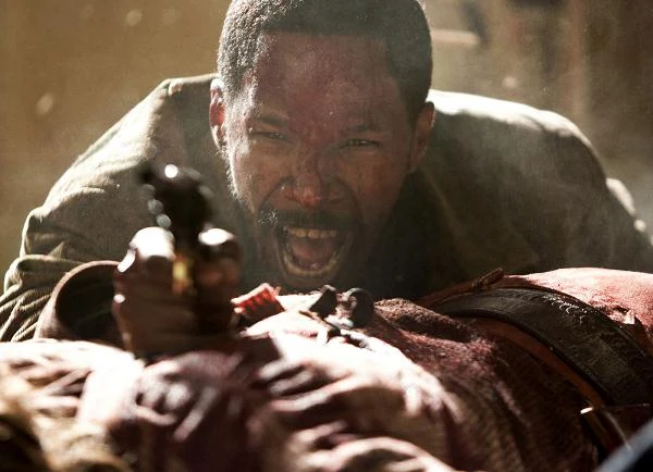 Jamie Foxx w scenie z filmu "Django"