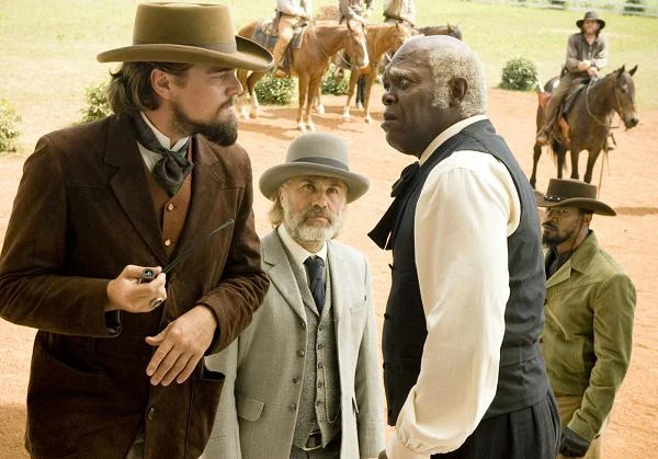 Leonardo DiCaprio, Christoph Waltz, Samuel L. Jackson i Jamie Foxx w scenie z filmu "Django"
