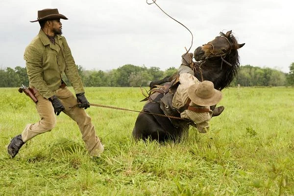 Jamie Foxx w scenie z filmu "Django"