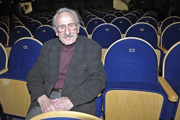 Franciszek Pieczka to jeden z najbardziej cenionych i lubianych polskich aktorów, odtwórca ról w filmach "Żywot Mateusza" i "Austeria", niezapomniany Gustlik z serialu "Czterej pancerni i pies". Franciszek Pieczka to jeden z najbardziej cenionych i lubianych polskich aktorów, odtwórca ról w filmach "Żywot Mateusza" i "Austeria", niezapomniany Gustlik z serialu "Czterej pancerni i pies".