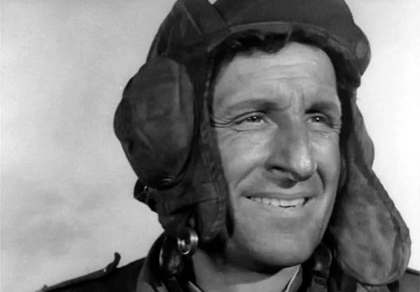 Prawdziwym przełomem był dla Pieczki rok 1966, gdy rozpoczęły się zdjęcia do serialu "Czterej pancerni i pies" (1966-1970). Jako Gustlik Jeleń, członek dzielnej załogi czołgu "Rudy", wspólnie z m.in. Januszem Gajosem, Włodzimierzem Pressem i Romanem Wilhelmim, zaskarbił sobie niezwykłą sympatię polskich widzów. Na całe dziesięciolecia. Gdy w 1995 roku Telewizja Polska zorganizowała plebiscyt na najbardziej lubiany polski serial, pierwsze miejsce przypadło właśnie "Czterem pancernym". Prawdziwym przełomem był dla Pieczki rok 1966, gdy rozpoczęły się zdjęcia do serialu "Czterej pancerni i pies" (1966-1970). Jako Gustlik Jeleń, członek dzielnej załogi czołgu "Rudy", wspólnie z m.in. Januszem Gajosem, Włodzimierzem Pressem i Romanem Wilhelmim, zaskarbił sobie niezwykłą sympatię polskich widzów. Na całe dziesięciolecia. Gdy w 1995 roku Telewizja Polska zorganizowała plebiscyt na najbardziej lubiany polski serial, pierwsze miejsce przypadło właśnie "Czterem pancernym".