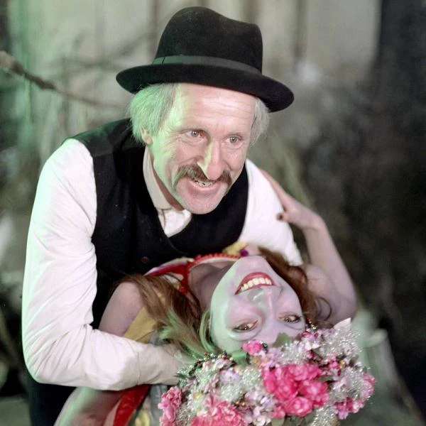 W filmie dla młodzieży "Okrągły tydzień" (1977) Pieczka wcielił się w postać dziadka kilkuletniego chłopca o imieniu... Gustlik. Wnuczek słucha niezwykłych opowieści o Skarbku, utopcach i karlusach. Te przygody i opowieści łączą się potem w fantastycznych snach chłopca. W filmie dla młodzieży "Okrągły tydzień" (1977) Pieczka wcielił się w postać dziadka kilkuletniego chłopca o imieniu... Gustlik. Wnuczek słucha niezwykłych opowieści o Skarbku, utopcach i karlusach. Te przygody i opowieści łączą się potem w fantastycznych snach chłopca.