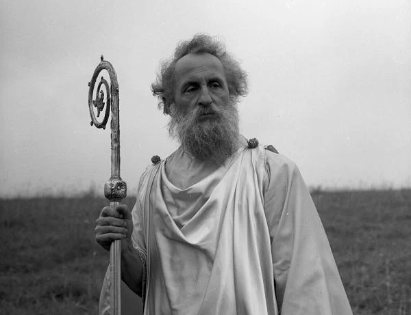 W śnie Kaziuka (Krzysztof Majchrzak) w filmie "Konopielka" (1981) Witolda Leszczyńskiego - Franciszek Pieczka pojawia się pod postacią Pana Boga. W śnie Kaziuka (Krzysztof Majchrzak) w filmie "Konopielka" (1981) Witolda Leszczyńskiego - Franciszek Pieczka pojawia się pod postacią Pana Boga.