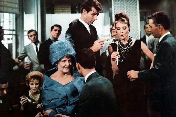 Amerykański pisarz Truman Capote, tworzył "Śniadanie u Tiffany'ego" w 1958 roku, z myślą o filmie. Konstruując postać Holiday Golightly, myślał jednak o swojej przyjaciółce, Marilyn Monroe. To ona miała zagrać roztargnioną, uroczą bohaterkę, otaczającą się przystojnymi mężczyznami i pięknymi przedmiotami.