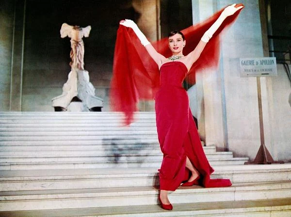 W latach 50. zagrała w wielu popularnych filmach, obok "Rzymskich wakacji" z Gregorym Peckiem, także w "Zabawnej buzi" (na zdjęciu) i "Sabrinie" u boku Humphreya Bogarta i Williama Holdena.