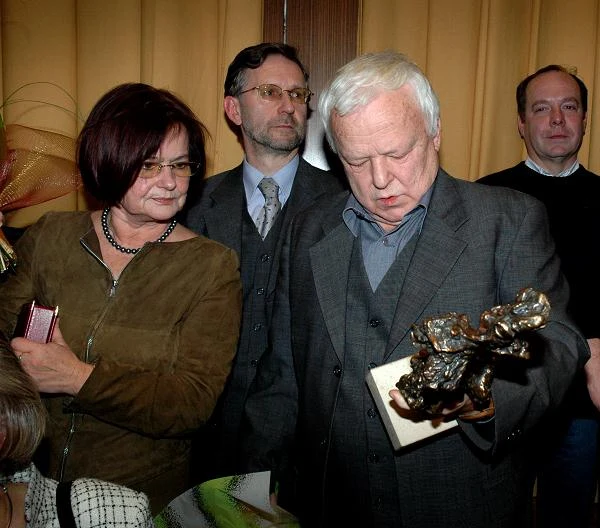To, że nałogi całkiem go nie pochłonęły, Opania zawdzięcza żonie Halinie. Małżeństwem są już 52 lata. Doczekali się dwójki dzieci: syna Bartosza (także aktora) i córki Magdy oraz gromady wnuków.