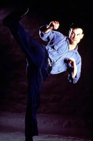 Brandon Lee był synem słynnego gwiazdora filmów karate - Bruce'a Lee. Jego hollywoodzkim debiutem był występ u boku Dolpha Lundgrena w policyjnym thrillerze "Ostry poker w małym Tokio" (1991).