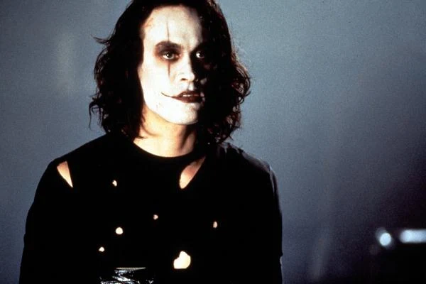 Po śmierci Brandona Lee filmowcy jeszcze trzykrotnie wracali do "Kruka". Pierwszy sequel "The Crow: Miasto Aniołów" powstał dwa lata po premierze obrazu Proyasa. W 2000 roku zrealizowano kolejną kontynuację - "The Crow: Zbawienie" nie trafił jednak na kinowe ekrany debiutując od razu na kasetach wideo. Trzeci sequel "The Crow: Wicked Prayer" (2005) zgromadził całkiem udaną obsadę - w obrazie zagrali m.in Edward Furlong i Dennis Hopper - jednak krytycy byli zgodni, że to najsłabszy ze wszystkch filmów serii.