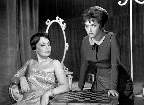 Irena Malkiewicz i Kalina Jędrusik w filmie "Jutro premiera"