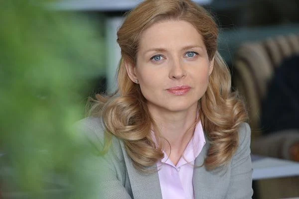 Marta Sajno (Urszula Grabowska) - prężna bizneswoman i zamożna filantropka po czterdziestce. Sama wychowuje córkę Annę. Jest właścicielką dobrze prosperującej firmy wydawniczej oraz patronuje fundacji pomagającej kobietom – ofiarom przemocy. Kobieta, która robi wszystko, by zapomnieć o swojej przeszłości, a w rezultacie żyje tylko nią.