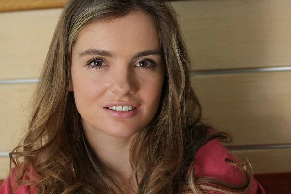 Anna Sajno (Maria Niklińska) - córka Marty, pyskata dwudziestoletnia studentka II roku prawa. Anka nie poznała nigdy swojego ojca, który zginął tragicznie przed jej urodzeniem. Pamięć o ojcu żyje i jest hołubiona przez matkę Anki, ale czy ma cokolwiek wspólnego z prawdą?
