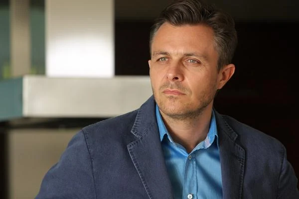 Tomasz Kamiński (Marek Bukowski) - oficer policji; w życiu zawodowym bardzo rzetelny i zdecydowany, w życiu prywatnym wręcz przeciwnie - miota się pomiędzy trzema silnymi kobietami. Uczciwy i przyzwoity człowiek, ceniony przez współpracowników za swoją bezkompromisowość.