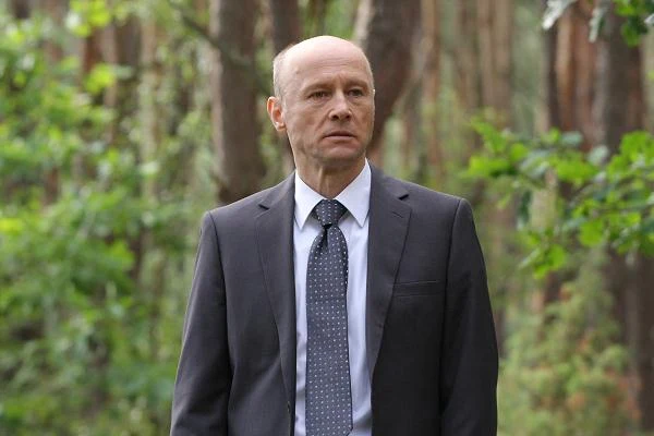 Wolański (Krzysztof Pieczyński) – były policjant, obecny biznesman; doradca rządowy d.s. bezpieczeństwa przemysłowego i zabezpieczeń elektronicznych. Moralność jest dla niego jedynie etykietą.