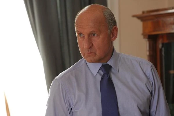 Prezes Leszczyński (Piotr Fronczewski) - właściciel doskonale prosperującej, międzynarodowej firmy.