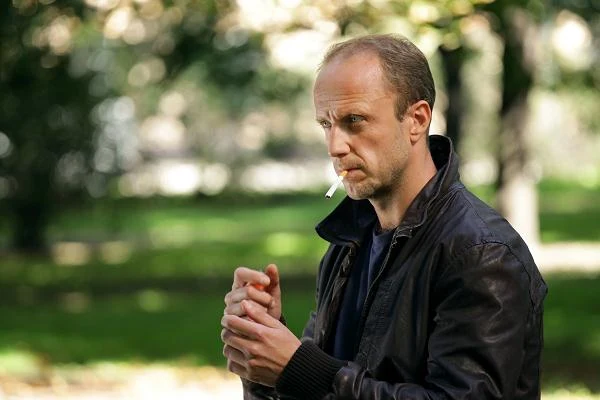 Protas (Łukasz Simlat) - człowiek do zadań specjalnych, ale nie sprzedaje się każdemu i nie za każdą cenę. Były pracownik służb. W życiu nie ma autorytetu, ale jego ulubionym bohaterem filmowym jest młody Michael Corleone.