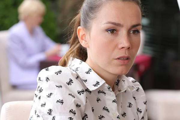 Krysia Janicka (Olga Bołądź) - po brutalnym gwałcie dokonanym na niej przez jej własnego męża i jego kolegów stała się podopieczną fundacji prowadzonej przez Martę.
